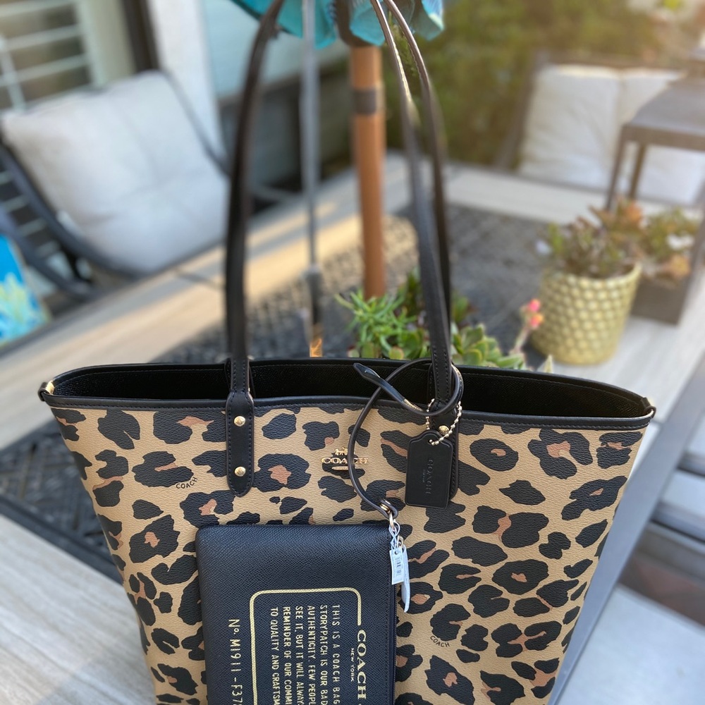 COACH LEOPARD REVERSIBLE TOTE HANDBAG + WRISTLET - Picture 5 of 8